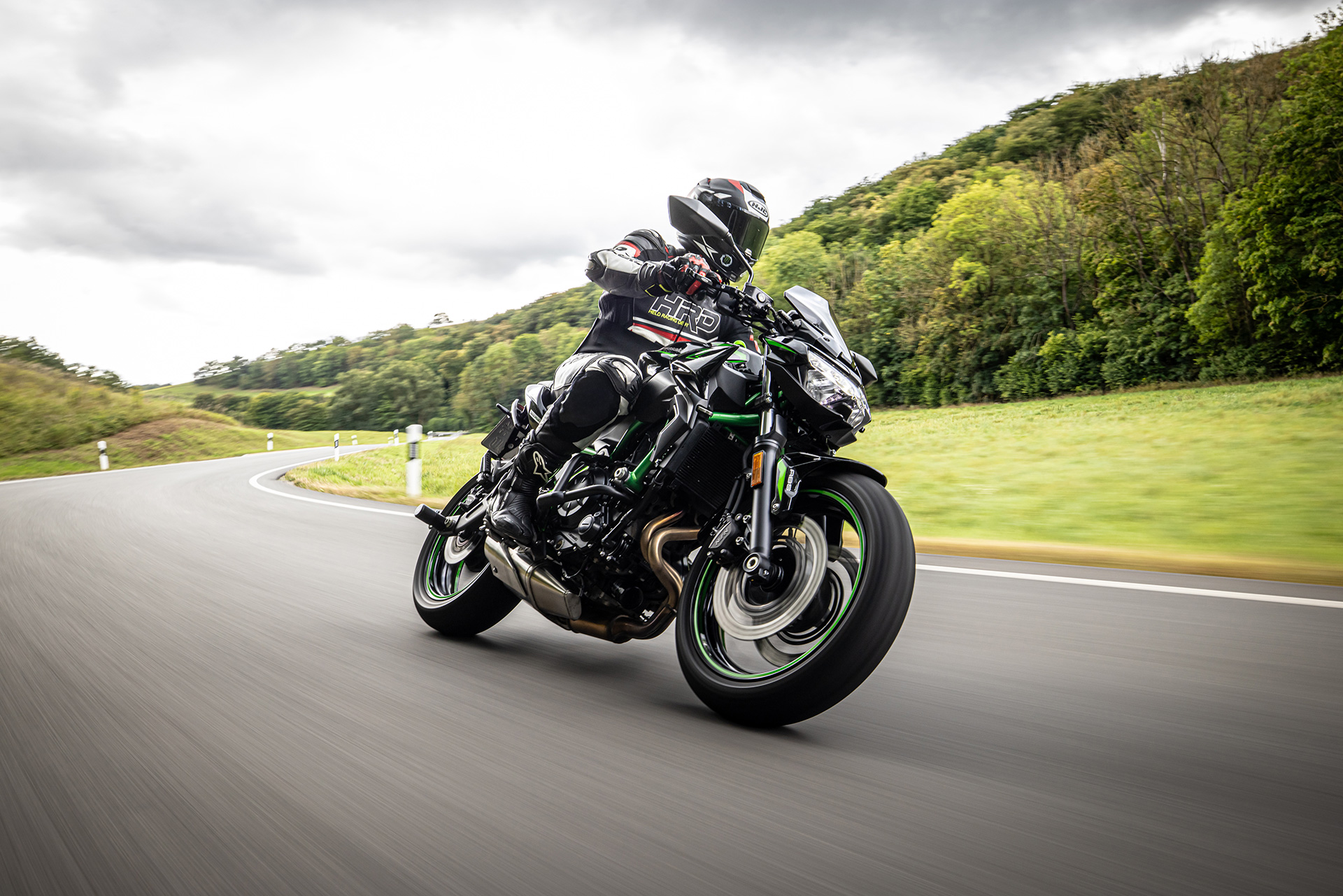 Motorradschüler der Fahrschule Martin in einer Kurve auf der Landstraße